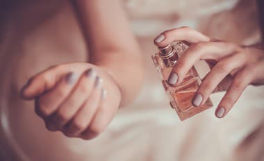 Parfumom proti starnutiu a kilám? Vôňa dokáže UBRAŤ nielen na veku, ale aj na VÁHE, tvrdia odborníci