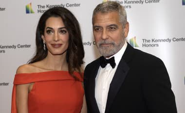 Očarujúca Amal Clooney šatami opäť nesklamala: V róbe od Valentina vyzerala ako princezná, aj Kate by závidela!
