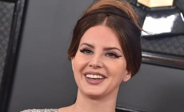 Lana Del Rey poslala svojmu EX bilboard priamo do jeho mesta: Čo je na ňom a prečo to speváčka robí?