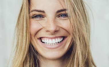 Zafarbenie zubov sa dá odstrániť aj bez chemikálií: Využite tieto prírodné metódy a z vášho zvodného úsmevu budú všetci paf!