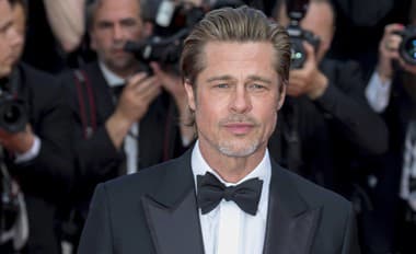 Poznáme PRVÚ LÁSKU Brada Pitta: Exotická speváčka si ho všimla v kultovom seriáli (nie v Priateľoch), ktorý sledovali milióny