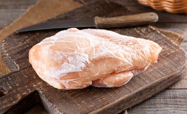 Ak si myslíte, že kura v mrazničke môžete skladovať roky, ste na veľkom OMYLE! Viete, po akom čase sa premnožia zdraviu škodlivé baktérie?