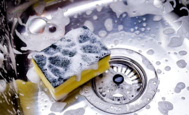 Stále používate na umývanie riadu KLASICKÚ ŠPONGIU? Pozor, môžete z nej nepríjemne ochorieť: Toto všetko vám reálne HROZÍ