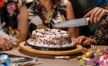 Tajomstvo cukrárov vám prezradí, ako môžete DOKONALE nakrájať veľkú tortu: Inak to už robiť nebudete, musíte to vyskúšať!