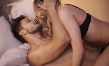 Túžite zažiť sex plný VÁŠNE ako v začiatkoch? Predtým, ako skočíte do postele, uistite sa, že v nej nemáte TOTO!