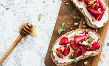 Neviete čo na raňajky? Chlieb s maslom je nuda, vyskúšajte tieto DVE neuveriteľne CHUTNÉ alternatívy!