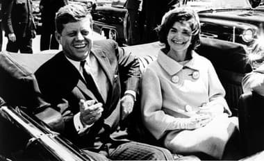Len sotva to mohlo skončiť DESIVEJŠIE: Toto je posledná vec, ktorú Jackie Kennedy povedala svojmu UMIERAJÚCEMU manželovi