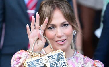 Bohyňa štýlu Jennifer Lopez v MEGA SEXI bielom kúsku: Ak chcete byť kráľovnou leta, TIETO šaty musíte mať vo svojom šatníku!