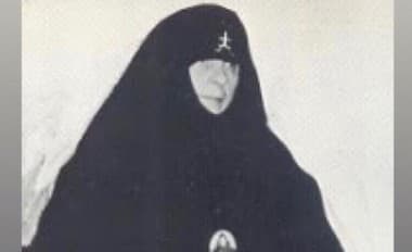 Mníška Mariam Soulakiotis používala na financovanie kláštora OHAVNÉ metódy: Polícia v pivnici našla až 46 detí, nahé a PODVYŽIVENÉ ženy, aj 170 tiel!