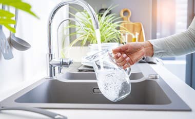 Osvedčené TIPY ako nedostávať mastný účet za vodu: Takto ušetríte desiatky eur ročne! Ako si umývať zuby, riady, prať, a potešíme aj ZÁHRADKÁROV