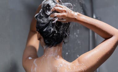 Dvojité šampónovanie vlasov: Nezmysel alebo pravda? TIETO fakty navždy zmenia vašu zaužívanú beauty rutinu!