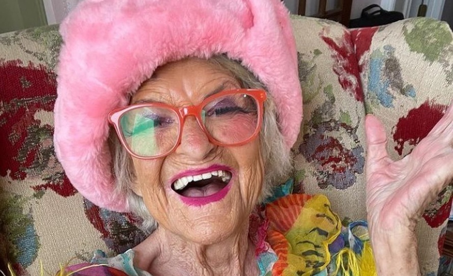Keď sa pozriete na jej fotografie, len ťažko uveríte, že má viac ako 90 rokov. Žiari optimizmom a skvelým štýlom, ktorý vám okrem inšpirácie ...