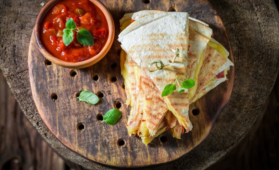 Quesadilla bohatá na bielkoviny plnená miešanými vajíčkami, fazuľou a bylinkami je ideálna na raňajky, brunch alebo na skorú večeru. 