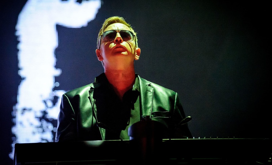 Sociálne siete sa zahalili do čiernej. Kapela Depeche Mode oznámila smrť svojho zakladajúceho člena Andrewa Fletchera (†60).