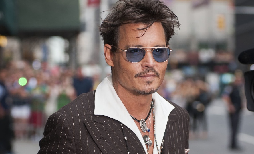 Herec Johnny Depp vyhral súdny spor s exmanželkou Amber Heard. Porota mu uznala odškodné 15 miliónov dolárov za ohováranie.