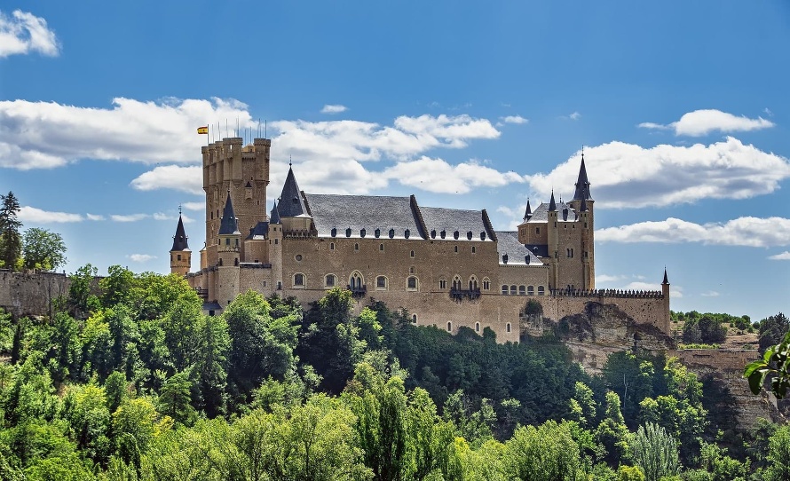 Ak by ste mali naplánovanú cestu do Madridu, tak jeden deň si vyhraďte aj na blízke mesto Segovia. Okrem toho, že je na zozname svetového ...