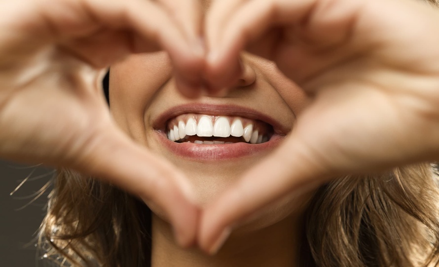 Zuby biele ako perličky dokážu dodať človeku úplne iné vyžarovanie. Pre dokonalý úsmev stavte na účinok tejto potraviny. 