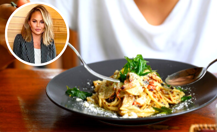 Modelka Chrissy Teigen už neraz prostredníctvom sociálnych sietí predstavila svoje kuchárske kvality. Knihou Lahodné pokušenia z roku ...
