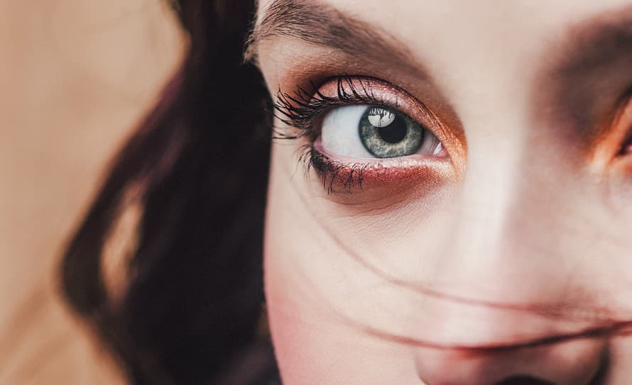 Modrá, zelená, hnedá alebo zmes - dúhovka oka môže vyzerať veľmi odlišne. A predsa, farba očí nehovorí len o vašej genetike, ale prezradí ...