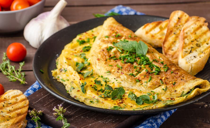 Máte chuť na teplé raňajky, alebo potrebujete rýchlo uvariť večeru? Omeleta je jedným z prvých vďačných tipov.   
