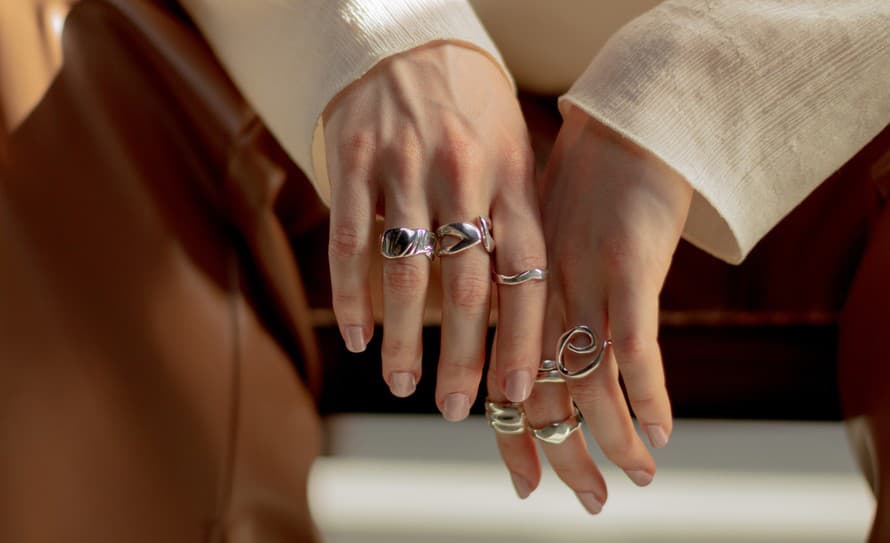 Dizajnéri si všímajú väčší dopyt po výnimočných náušniciach, prsteňoch a náhrdelníkoch, ktoré odrážajú osobnosť a záujmy nakupujúcich.