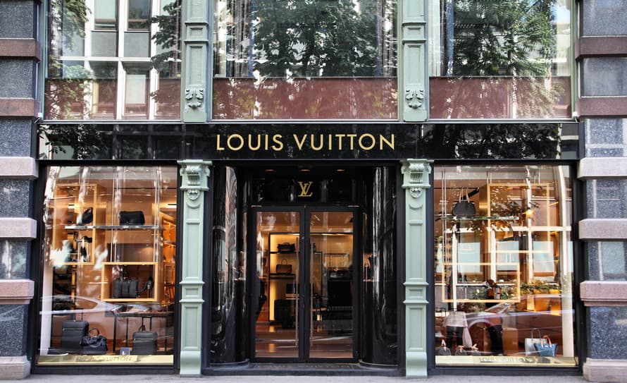Stoly luxusných detských osláv na celom svete budú ozdobené logom „LV“. Slávna francúzska značka totiž po prvýkrát uvádza na trh kolekciu ...