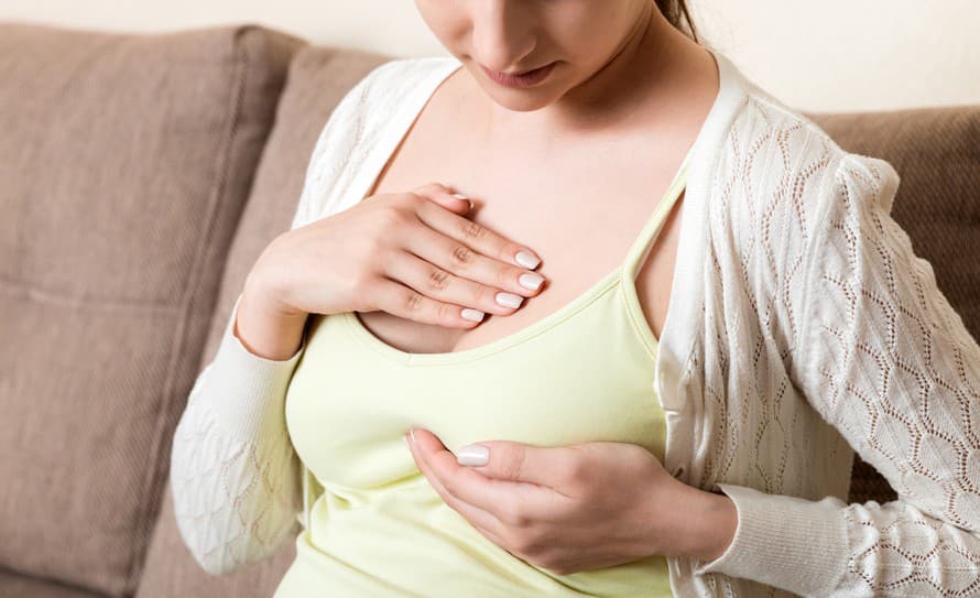 Ženské prsia prechádzajú zmenami počas puberty, menštruácie, tehotenstva dojčenia aj menopauzy. Ale čo je normálne a čo nie?