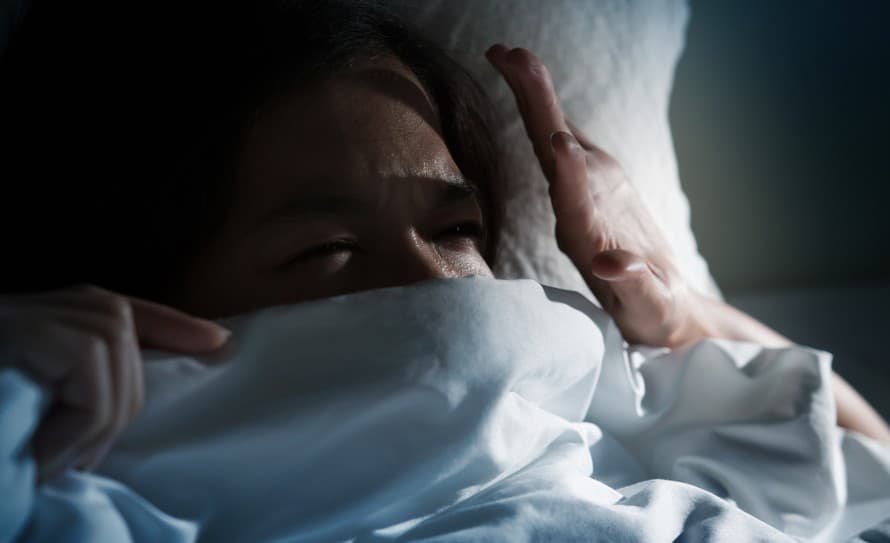 Ak ste sa pri zaspávaní či prebúdzaní nedokázali hýbať alebo hovoriť, pravdepodobne ste si prešili spánkovou paralýzou. 