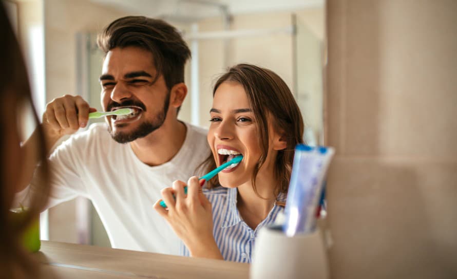 Pravidelné čistenie zubov pomáha udržiavať pekný úsmev. Ale ako to urobiť bez chyby a bez ohrozenia zdravia ústnej dutiny?