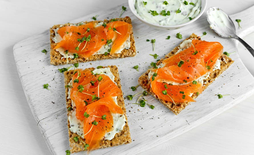 Pripravte si nízkosacharidový toast s lososom, ktorý je v bežnej raňajkovej ponuke od Viedne až po Paríž.