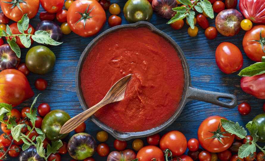 Sladký či pikantný sa skvele hodí na rôzne pokrmy. Zdatné záhradkárky s bohatou úrodou paradajok si ho ale radšej varia vlastný. Čo? ...