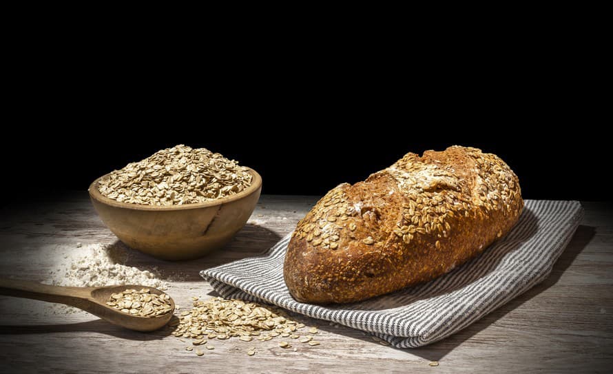 Na prípravu chutného a ľahučkého chlebíka budete potrebovať iba tri ingrediencie: ovsené vločky, ľanovú múku a prášok do pečiva. 