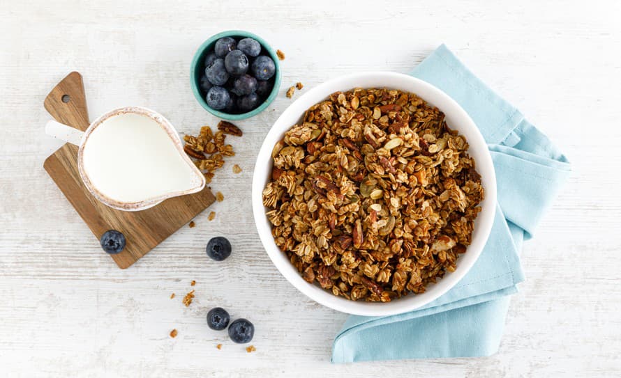 Dať si dobré raňajky a rýchlo schudnúť? Je čas na kokosovú granolu s čučoriedkami a so skyrom! Začnite deň proteínom.