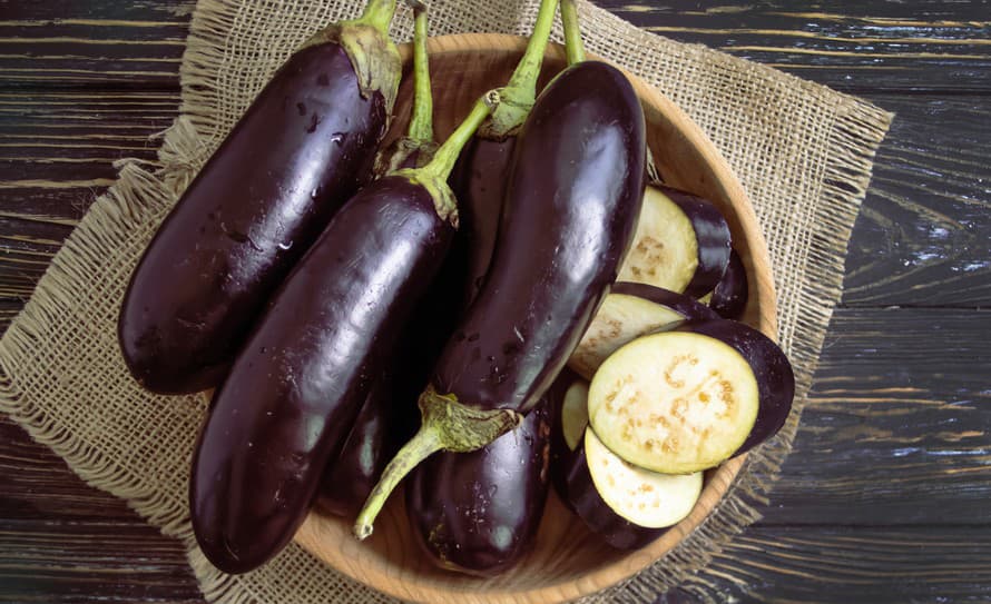 Vďačný podlhovastý tmavofialový plod je príbuzný paradajke a zemiaku, ale u nás ho poznáme ako baklažán. 
