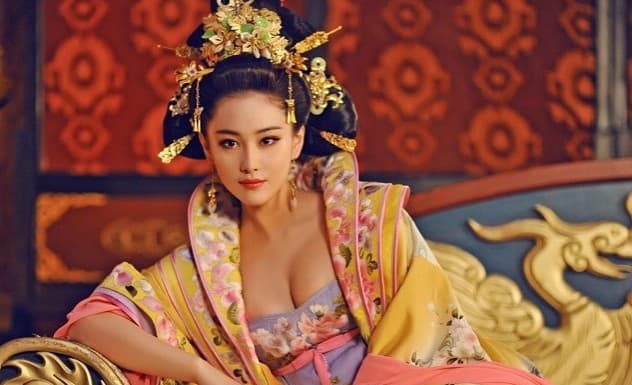 Kto by si myslel, že život na čínskom cisárskom dvore bol pre mladé ženy len luxusom, ničnerobením a nekončiacou zábavou, tak je na krutom ...