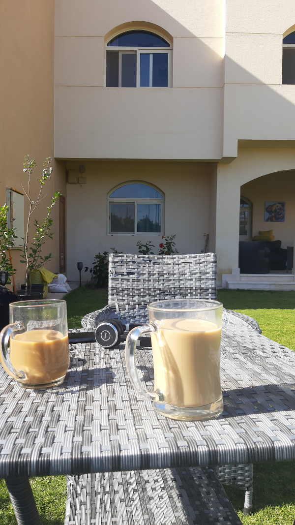 Každé ráno raňajky a káva v záhrade.