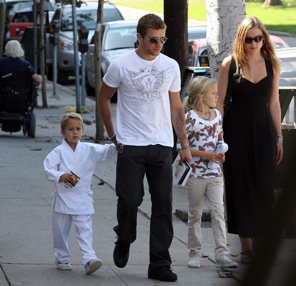 Reese a Ryan boli dokonalou rodinkou, kým všetko nezničila aféra s herečkou Abbie.