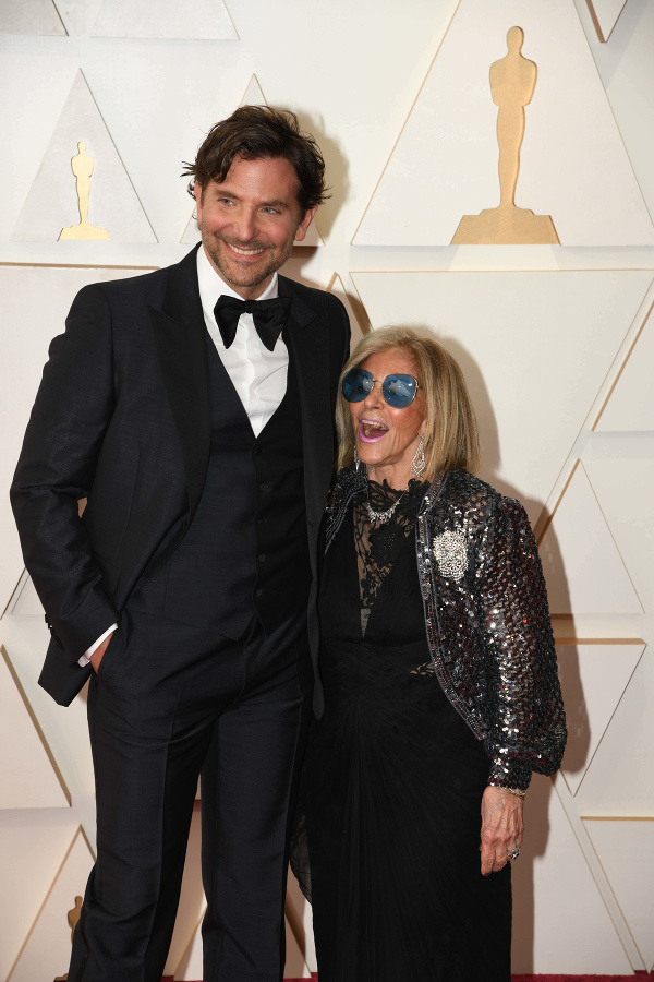 BRADLEY COOPER AND GLORIA CAMPANO during red carpet arrivals for the 94th Academy Awards