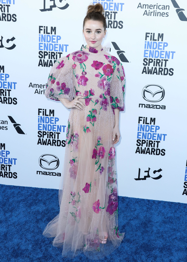 Herečka Kaitlyn Dever v šatách od Valentino, topánkach Jimmy Choo a náušniciach Irene Neuwirth prichádza na udeľovanie cien Film Independent Spirit Awards 2020, na pláži Santa Monica.