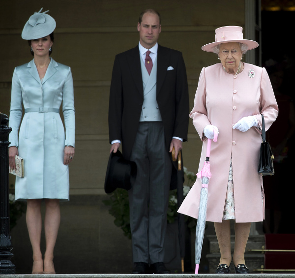 Princ William drží nad kráľovnou ochrannú ruku. 
