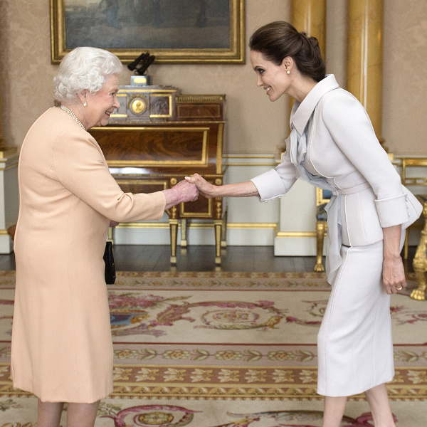 Kráľovná Alžbeta počas stretnutia s Angelinou Jolie