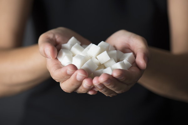 Štúdie ukazujú, že ľudia, ktorí znížili príjem cukru, zaznamenali zlepšenie stavu pleti.