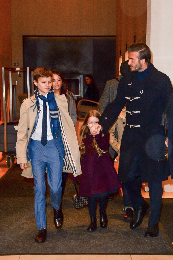 David Beckham so svojimi deťmi na módnej prehliadke ich mamy počas NYFW.