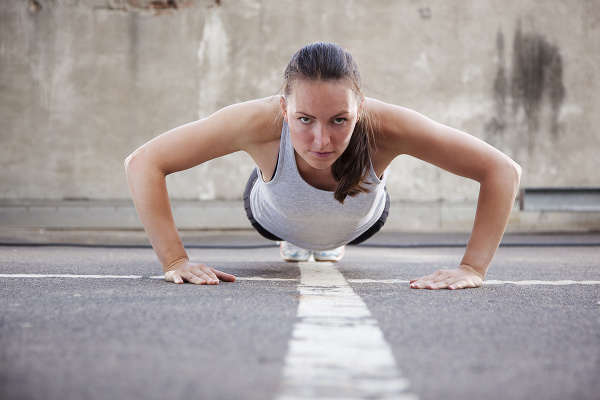 Plank predstavuje základný pohyb na budovanie svalov a spaľovanie tuku.