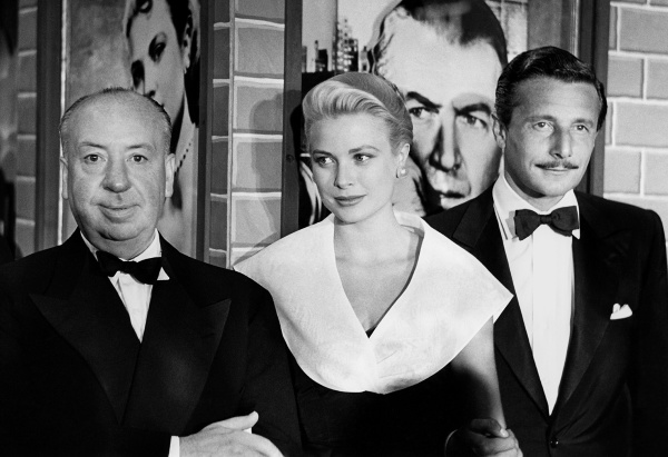 Alfred Hitchcock, Grace Kelly a Oleg Cassini na premiére filmi Rear Window, 1954.