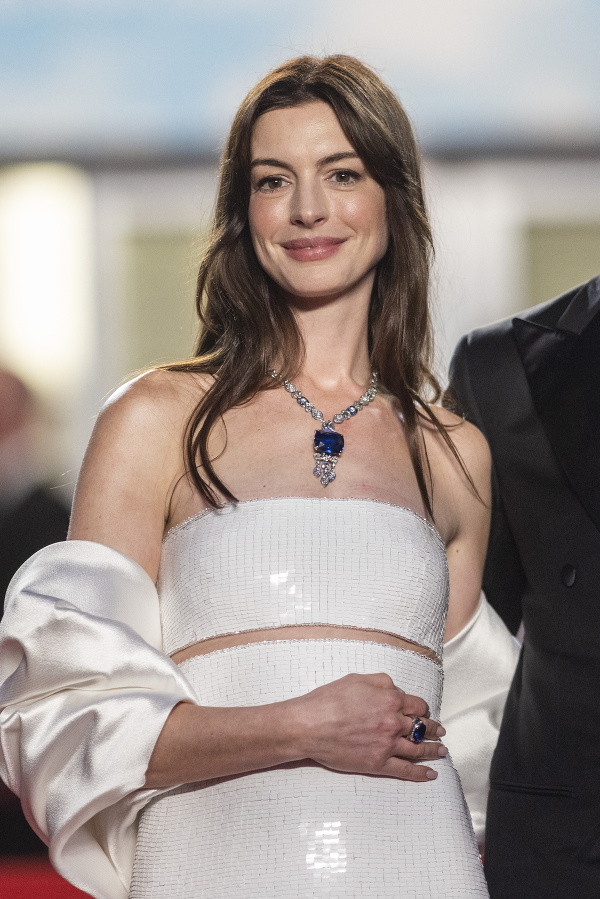 Anne Hathaway v Cannes 2022.