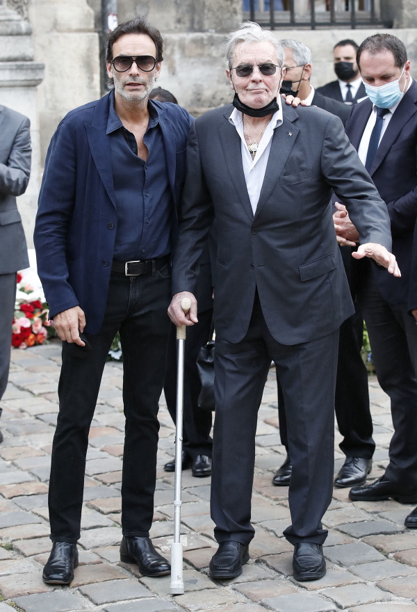 Alain Delon na pohrebe svojho priateľa Jeana-Paula Belmonda.