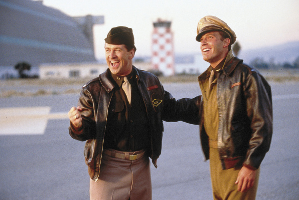Alec Baldwin a Ben Affleck vo filme Pearl Harbor.