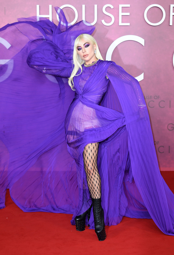 Lady Gaga predviedla VERY PERI na premiére filmu House of Gucci vo Veľkej Británii, 9. novembra 2021.