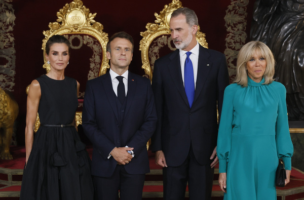 Kráľovná Letizia, kráľ Felipe, Emmanuel Macron a Brigitte Macron.